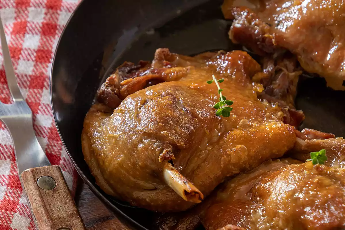 At the table: <em> Confit de canard</em> At the table: <em> Confit de canard</em>
